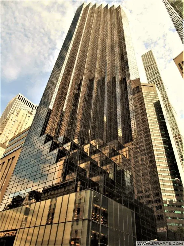 Stepped facade of the Trump Tower (New York, USA).